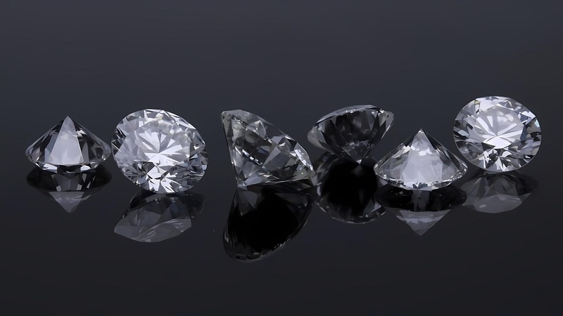 Đá CZ có vẻ ngoài trong suốt và lấp lánh giống kim cương