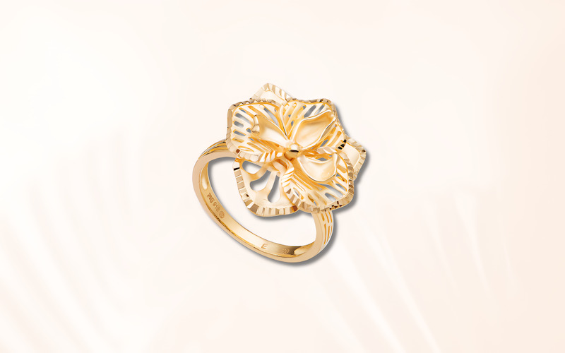 Nhẫn cưới vàng 22K hoa nổi tinh xảo, bề mặt bóng mịn và sắc vàng ấm