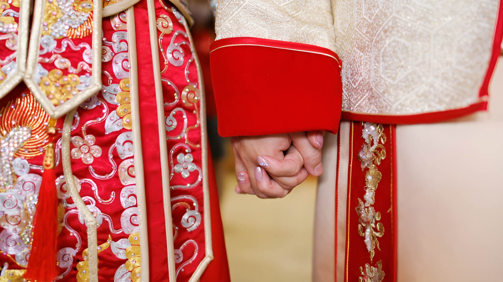 Sắc đỏ chủ đạo trong trang phục cưới mang ý nghĩa may mắn, hạnh phúc.