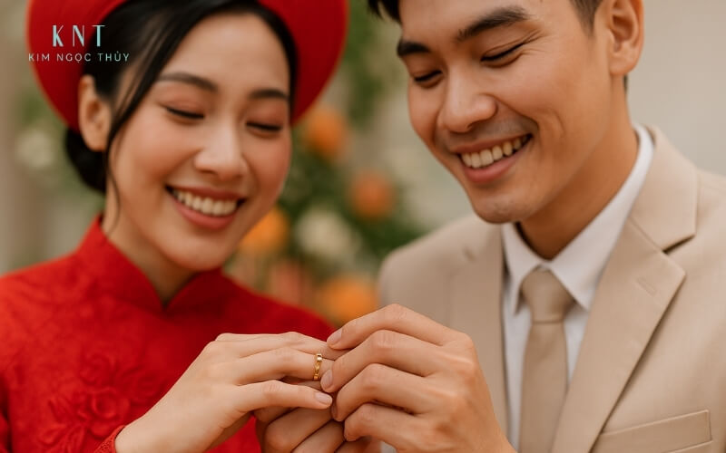 Chú rể đang nhẹ nhàng đeo nhẫn vào ngón áp út của cô dâu