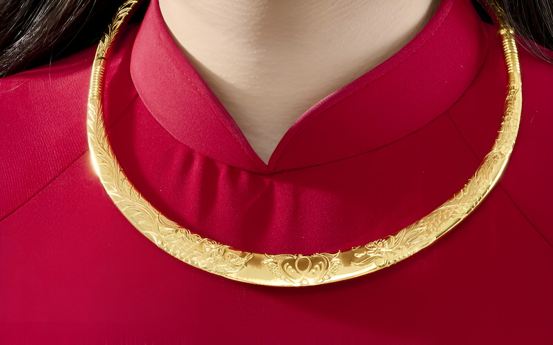 Cô dâu đeo kiềng cổ vàng 24K trong tà áo dài đỏ.