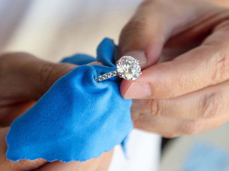 Làm sạch trang sức đính đá round brilliant.