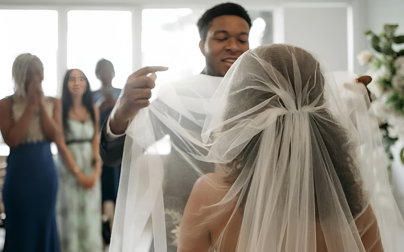 Trong một số nền văn hóa, việc chú rể vén khăn voan mang ý nghĩa 