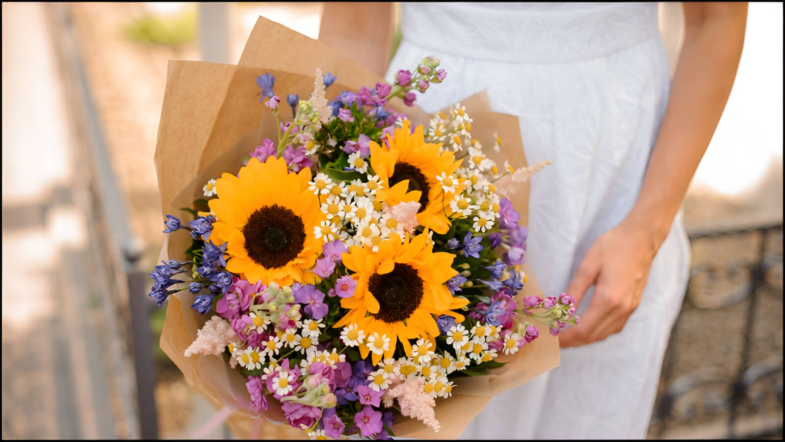 Hoa hướng dương có ý nghĩa là luôn hướng về phía mặt trời, như tình yêu luôn hướng về nhau.