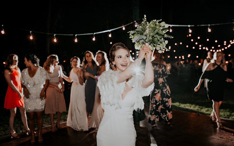 Nghi thức tung hoa cưới khuấy động không khí, tạo nên những khoảnh khắc đáng nhớ.