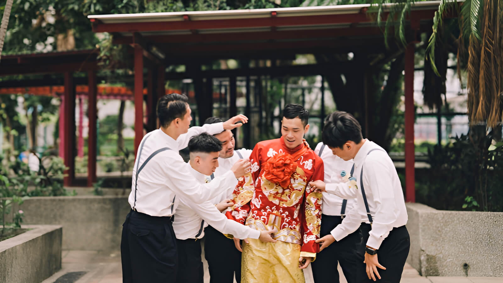 Nụ cười rạng rỡ và lời chúc phúc là điều quý giá nhất trong ngày vui.