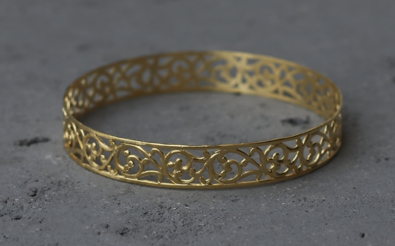 Vòng tay bản rộng Filigree là tác phẩm nghệ thuật ấn tượng