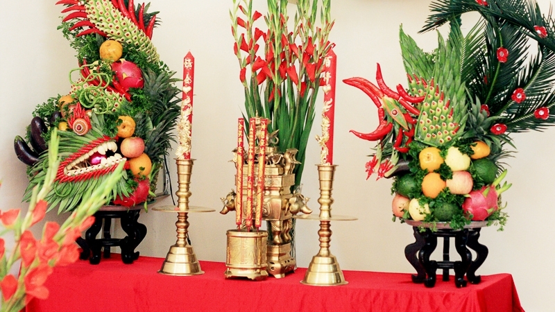 Bàn thờ cần được lau dọn sạch sẽ, bày biện một cách trang trọng và ấm cúng