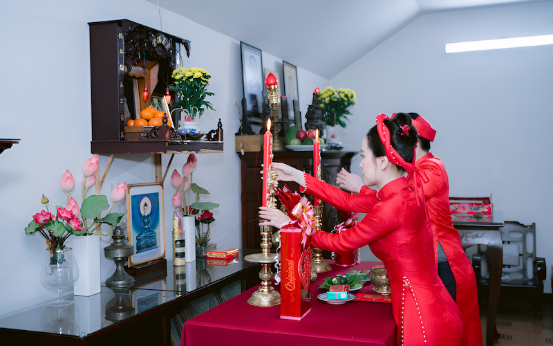 Ánh sáng của đèn hoặc nến mang ý nghĩa soi đường, dẫn lối, tượng trưng cho sự ấm áp, trí tuệ và niềm hy vọng