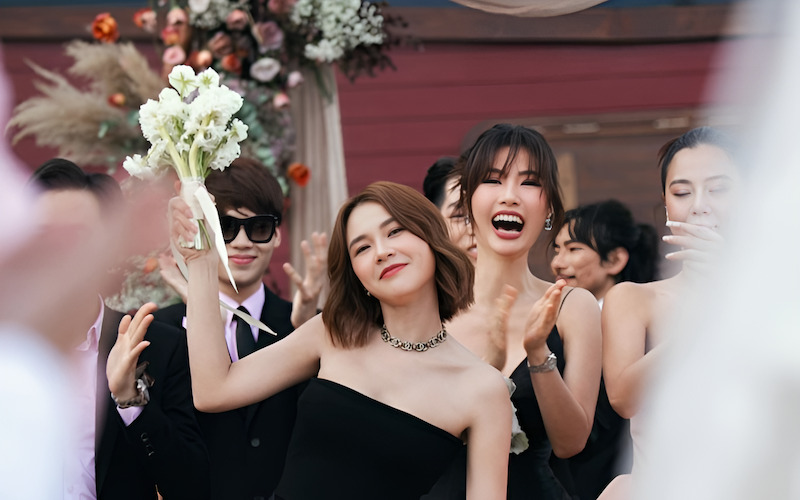 Niềm vui vỡ oà của người may mắn bắt được bó hoa cưới – mang theo hy vọng hạnh phúc.