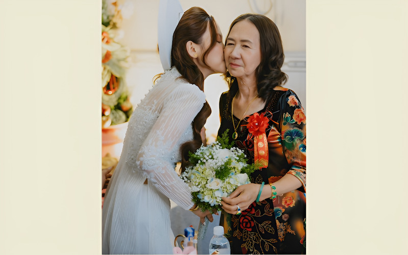 Mẹ dặn dò con gái trước khi lên xe hoa.