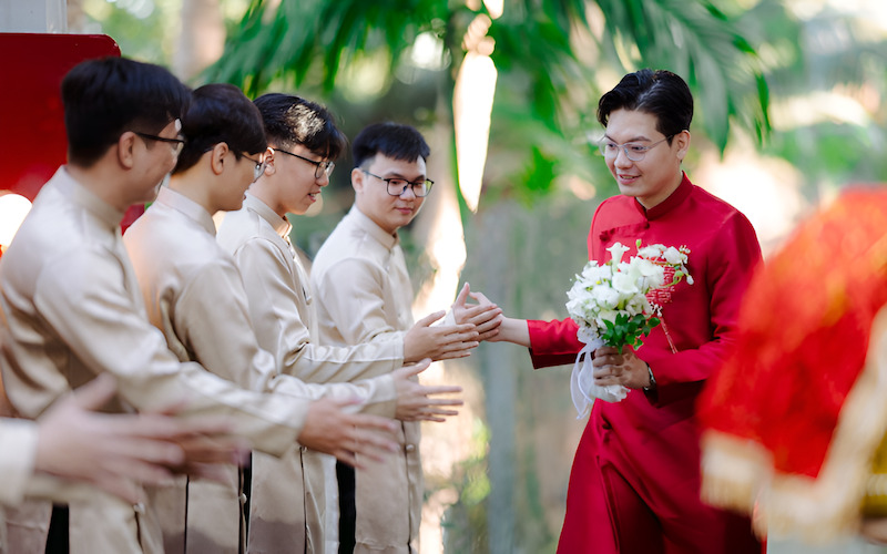 Lịch vạn niên và la bàn phong thủy dùng để xem ngày cưới.