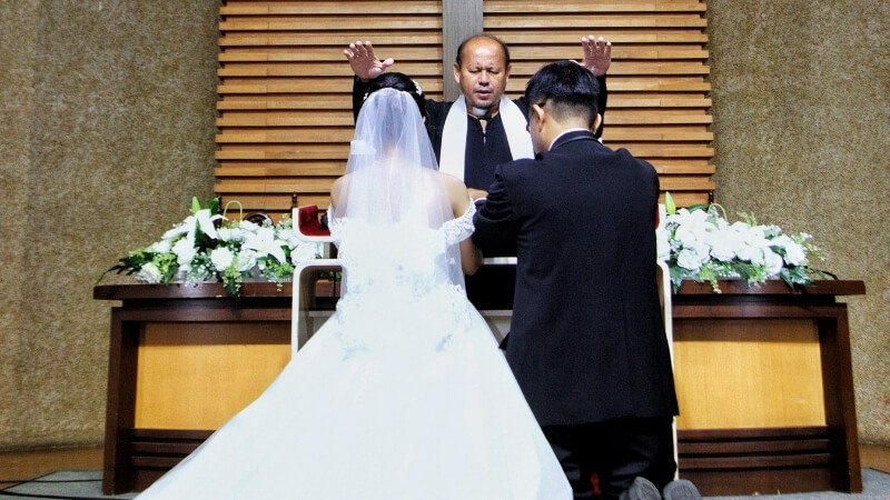 Lễ cưới tại nhà thờ vừa là một nghi thức tôn giáo vừa mang ý nghĩa biểu tượng văn hóa sâu sắc