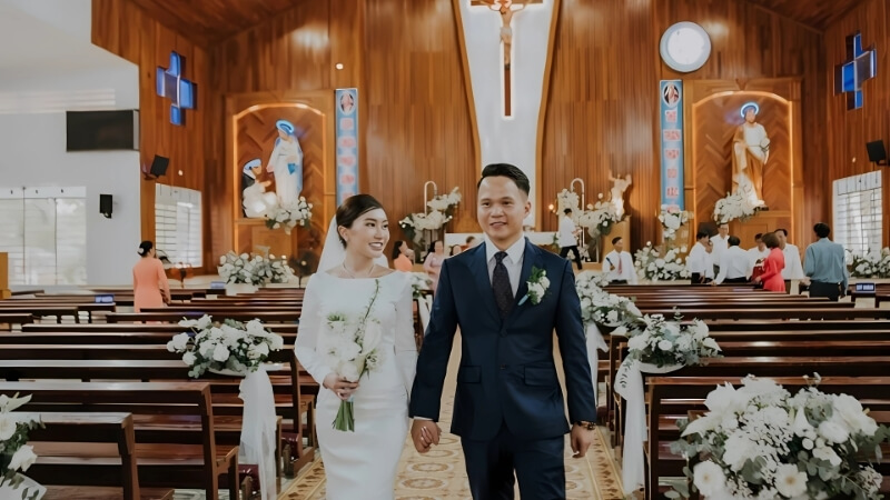 Hoa tươi và nến tạo nên không gian thánh đường trang nghiêm và ấm cúng