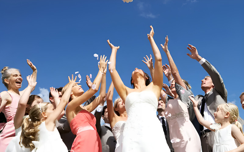 Các cô gái độc thân háo hức chờ đợi khoảnh khắc bắt được bó hoa may mắn từ cô dâu