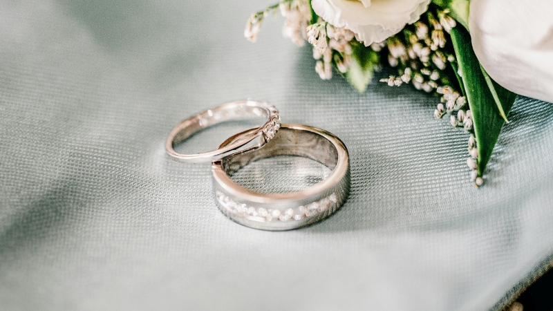 Nhẫn cưới bạch kim với màu trắng sáng nổi bật, không bao giờ phai màu