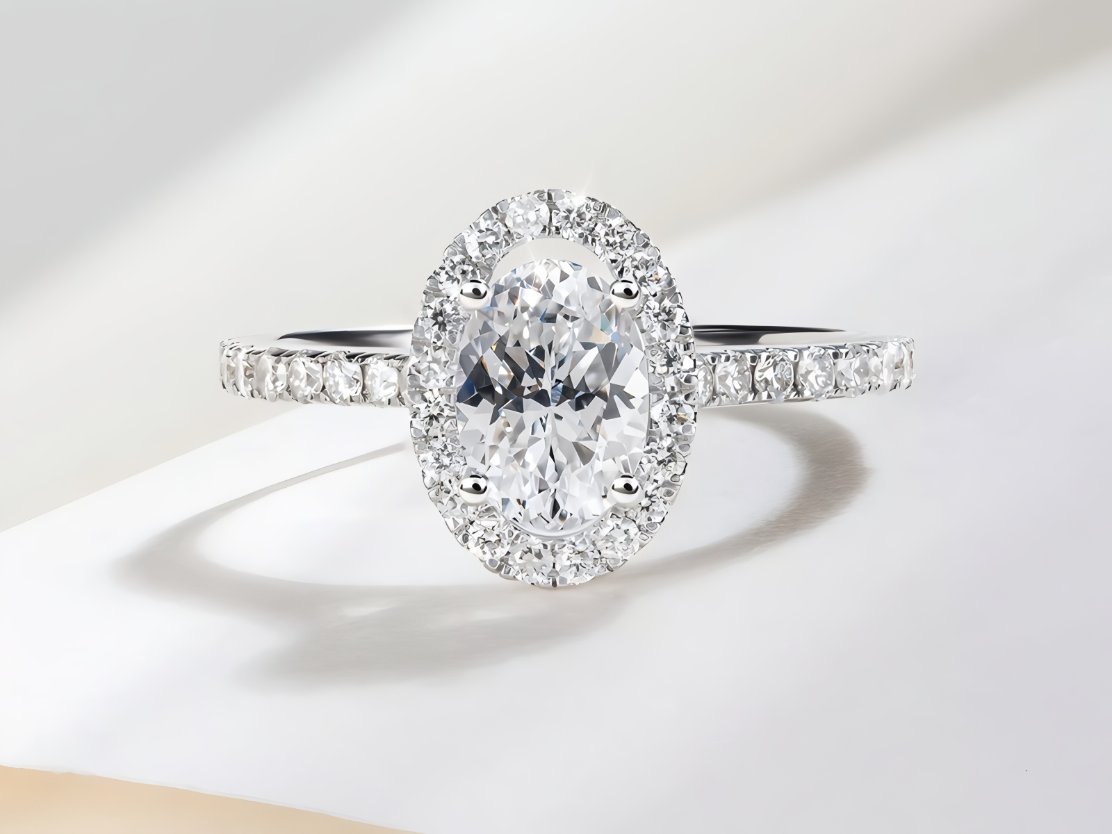 Nhẫn cưới vàng trắng giác cắt mới lạ.