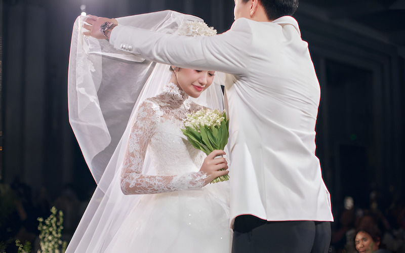 Hành động vén khăn voan của chú rể đầy ý nghĩa