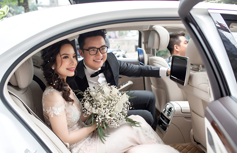 Cô dâu thực hiện nghi thức ý nghĩa.