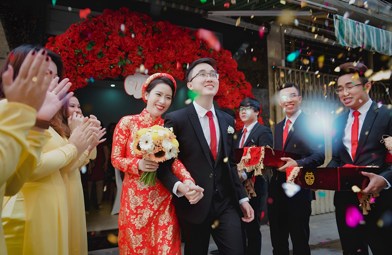 Cặp đôi hiện đại trong đám cưới truyền thống.