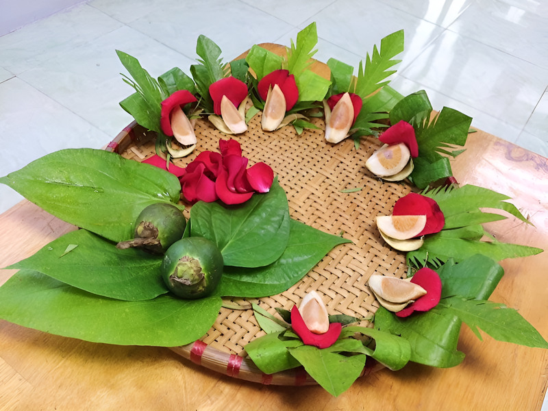 Trầu têm cánh phượng tinh xảo, thể hiện sự khéo léo và gửi gắm ước nguyện hạnh phúc.