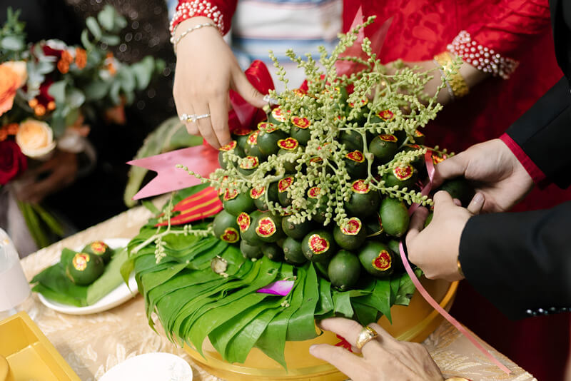 Thế hệ trẻ tiếp nối nghi thức mời trầu, gìn giữ giá trị văn hóa tốt đẹp của dân tộc.