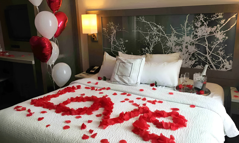 Hoa hồng trang trí trên giường cưới, biểu tượng cho tình yêu nồng nàn và lãng mạn.