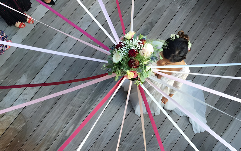 Khoảnh khắc hồi hộp khi các cô gái cùng kéo dây ruy băng để tìm chủ nhân bó hoa