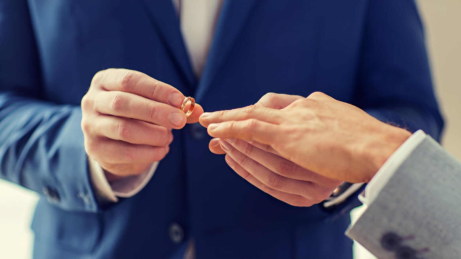 Không nhất thiết phải là nhẫn cầu hôn, nhẫn tặng bạn trai vẫn chứa đựng tình cảm và ý nghĩa kỷ niệm đặc biệt