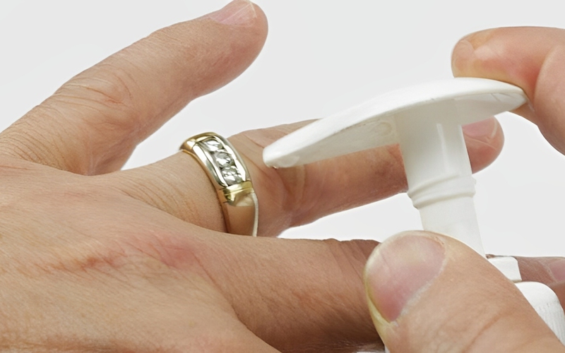 Thoa đều một lượng lớn chất bôi trơn rồi nhẹ nhàng xoay nhẫn