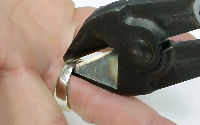 Thợ kim hoàn chuyên nghiệp có thể cắt nhẫn một cách cẩn thận