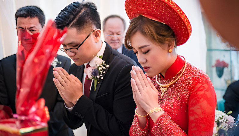 Cô dâu chú rể dâng hương bàn thờ tổ tiên
