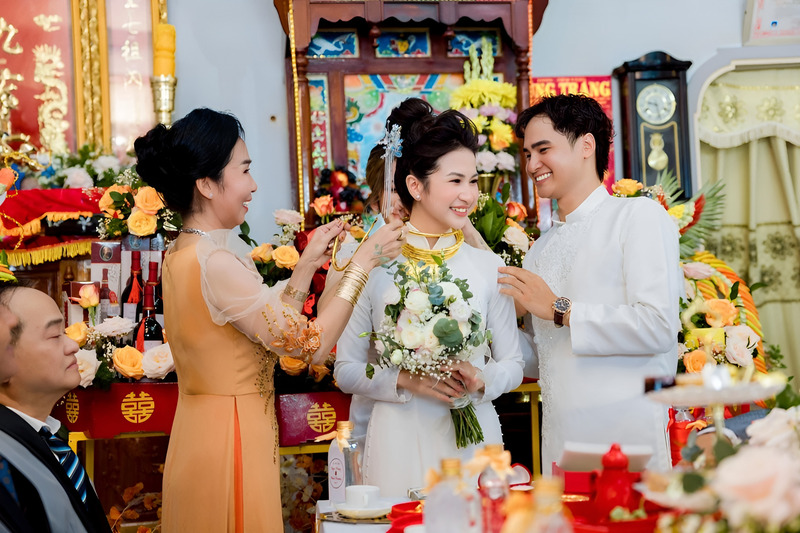 Thời điểm ý nghĩa trao vàng hồi môn.