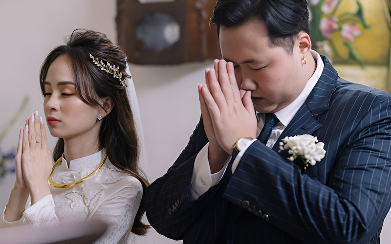 Sau khi người chủ lễ khấn xong, cô dâu chú rể sẽ thực hiện nghi thức thắp hương tổ tiên