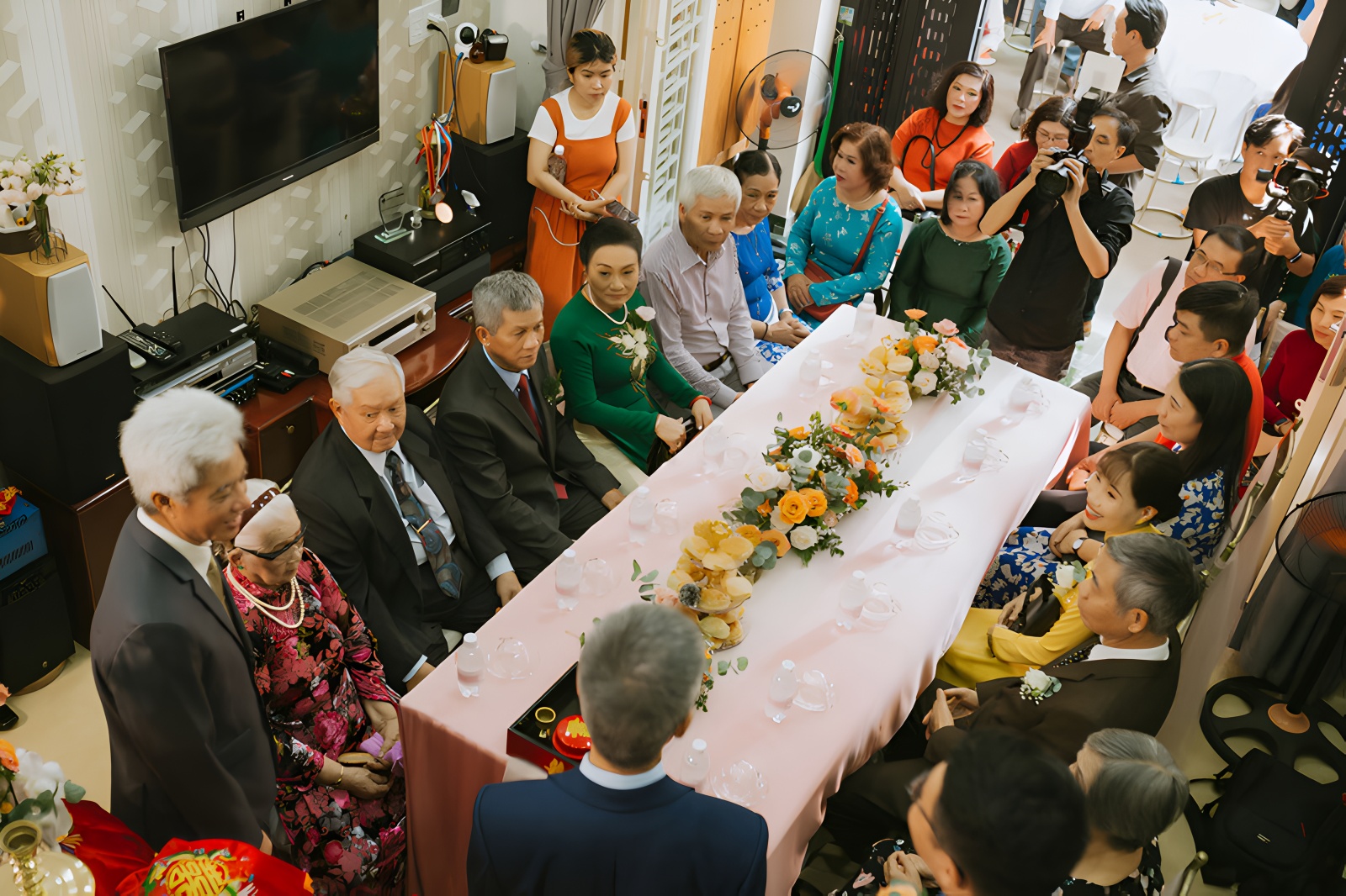 Hai gia đình gặp gỡ, trao đổi thân mật về việc cưới hỏi.