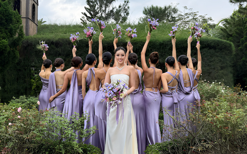 Tung hoa cưới: nét văn hóa phương Tây được tiếp nhận hài hòa trong đám cưới Việt.
