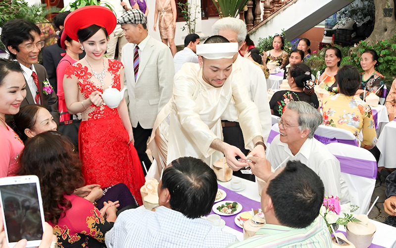 Cô dâu chú rể phát biểu, bày tỏ lòng biết ơn trong lễ dâng trà.