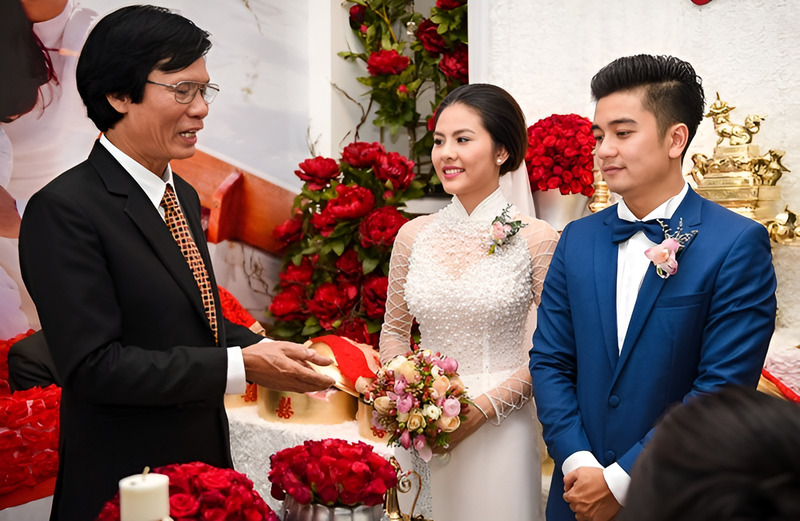 Chủ hôn giới thiệu sính lễ vàng, làm nổi bật giá trị và ý nghĩa món quà cưới.