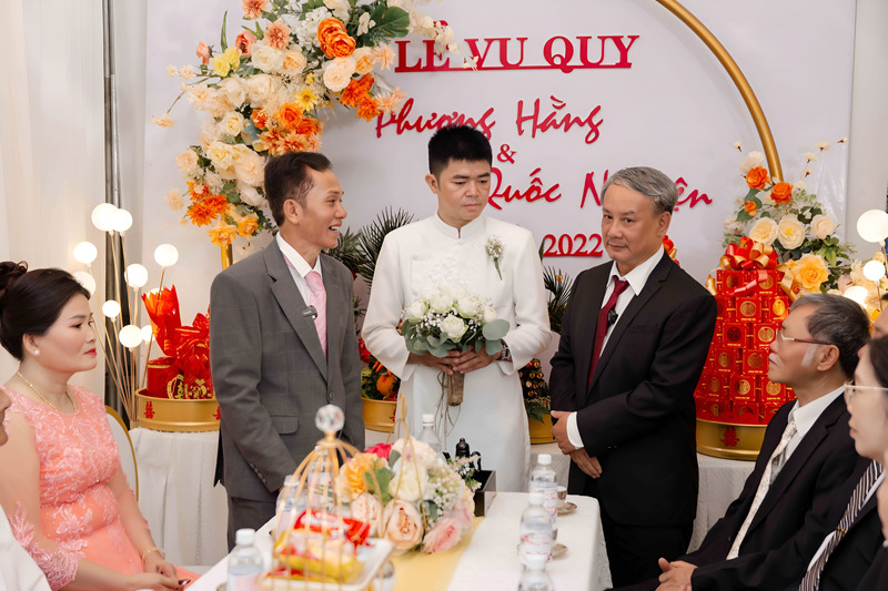 Chọn người chủ hôn theo quan niệm dân gian để gửi gắm mong ước may mắn cho hôn nhân.