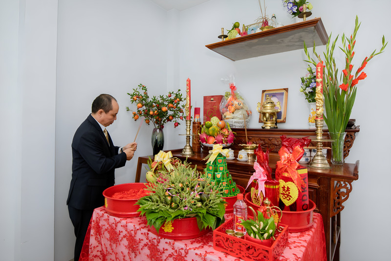 Bàn thờ gia tiên trang nghiêm ngày cưới.