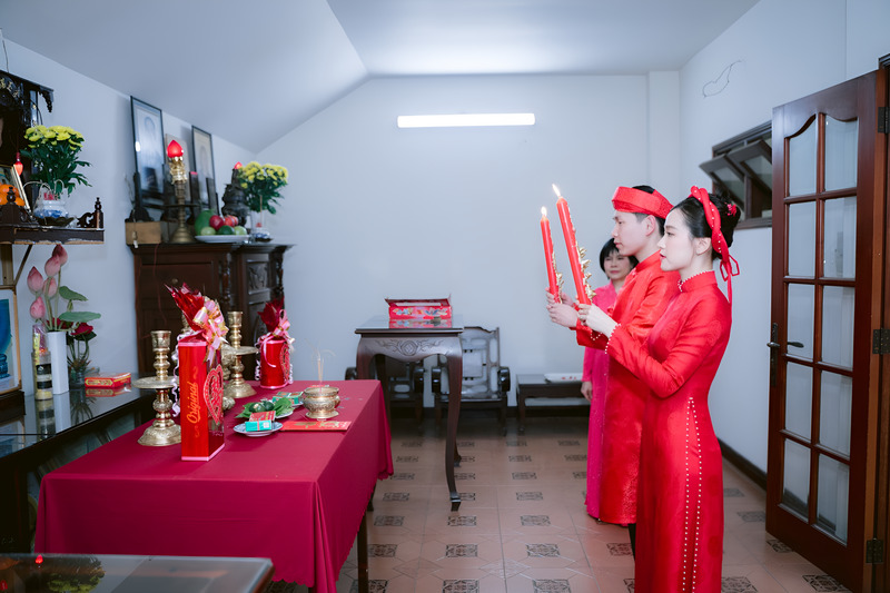 Các vật phẩm cưới truyền thống như đèn Long Phụng, trầu cau.