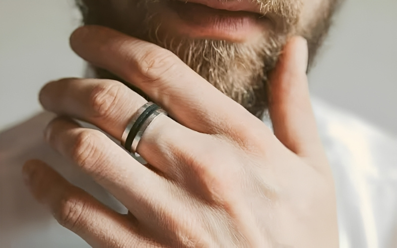 Nhẫn ngón giữa tay trái là tuyên ngôn cá tính và bản lĩnh riêng của nam giới