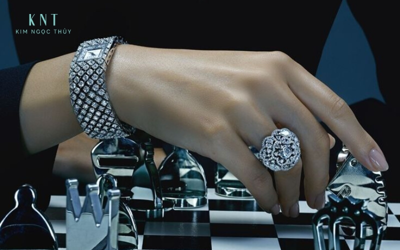 Người phụ nữ trên tay đeo một chiếc nhẫn kim cương thể hiện sự quyền lực