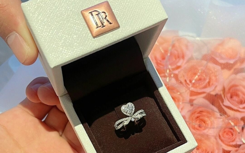 Nhẫn DR với kim cương chứng nhận GIA, thiết kế sang trọng