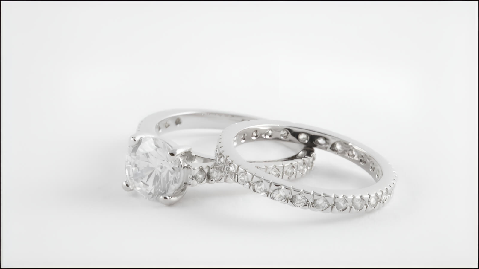 Nhẫn cưới vàng đính đá luôn có một sức hút đặc biệt