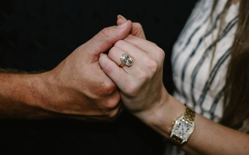 Cận cảnh chiếc nhẫn đính hôn của Taylor Swift