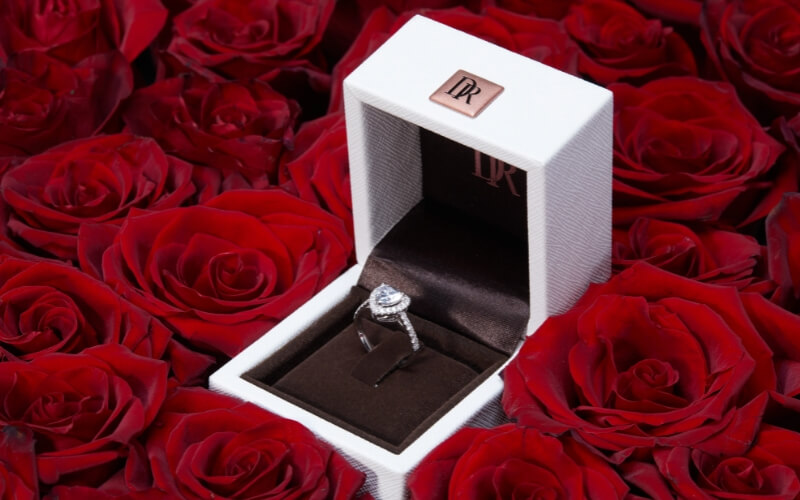 Nhẫn DR là của thương hiệu trang sức Darry Ring từ Trung Quốc