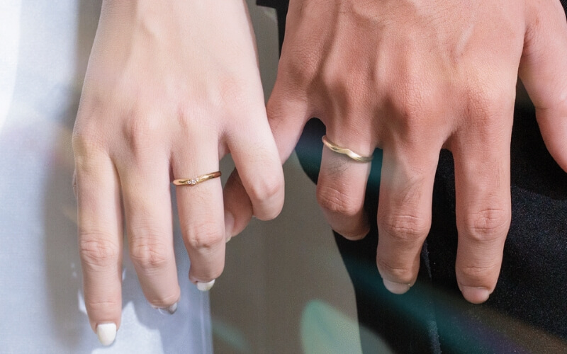 Cặp nhẫn cưới đại diện cho một hành trình trọn đời