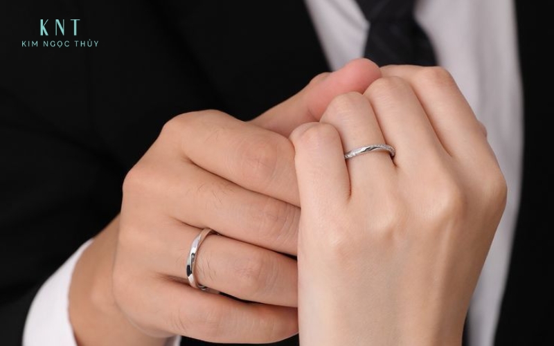 Cặp đôi trao nhau nhẫn cưới 14K với thiết kế tinh tế