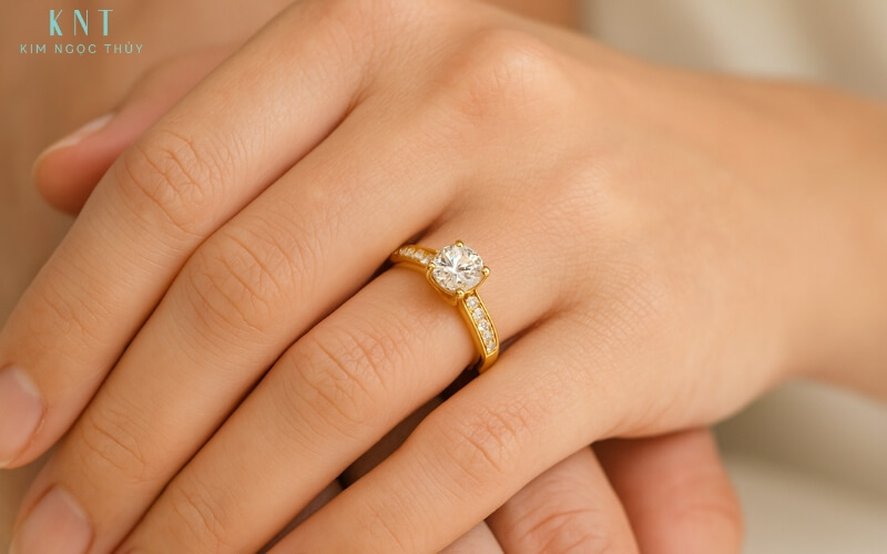 Nhẫn cưới vàng 750 có thiết kế tinh xảo, đính kim cương tấm lấp lánh